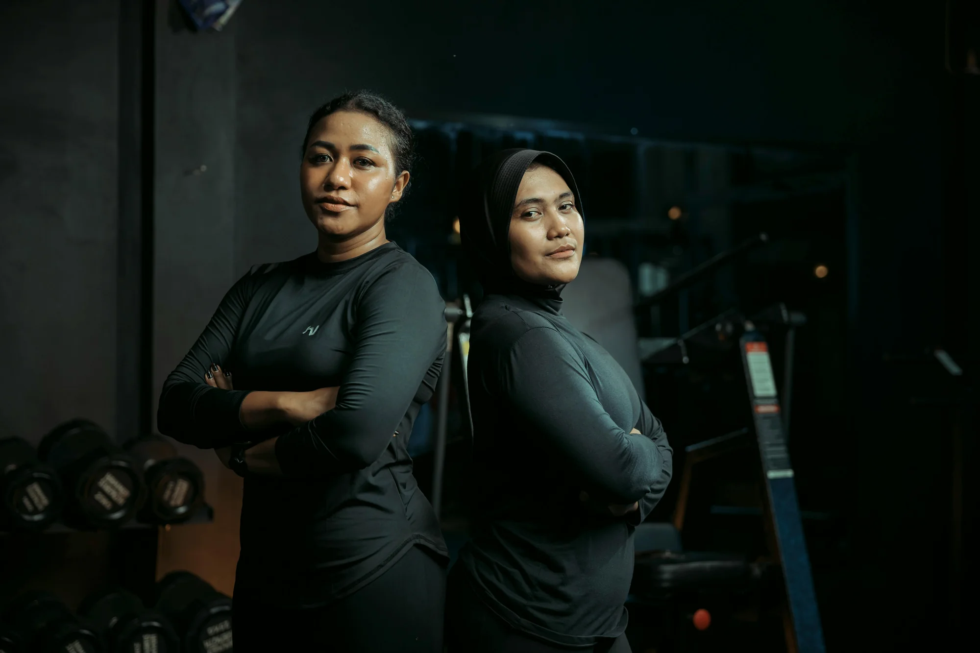 Pemilik gym berdiri di area latihan