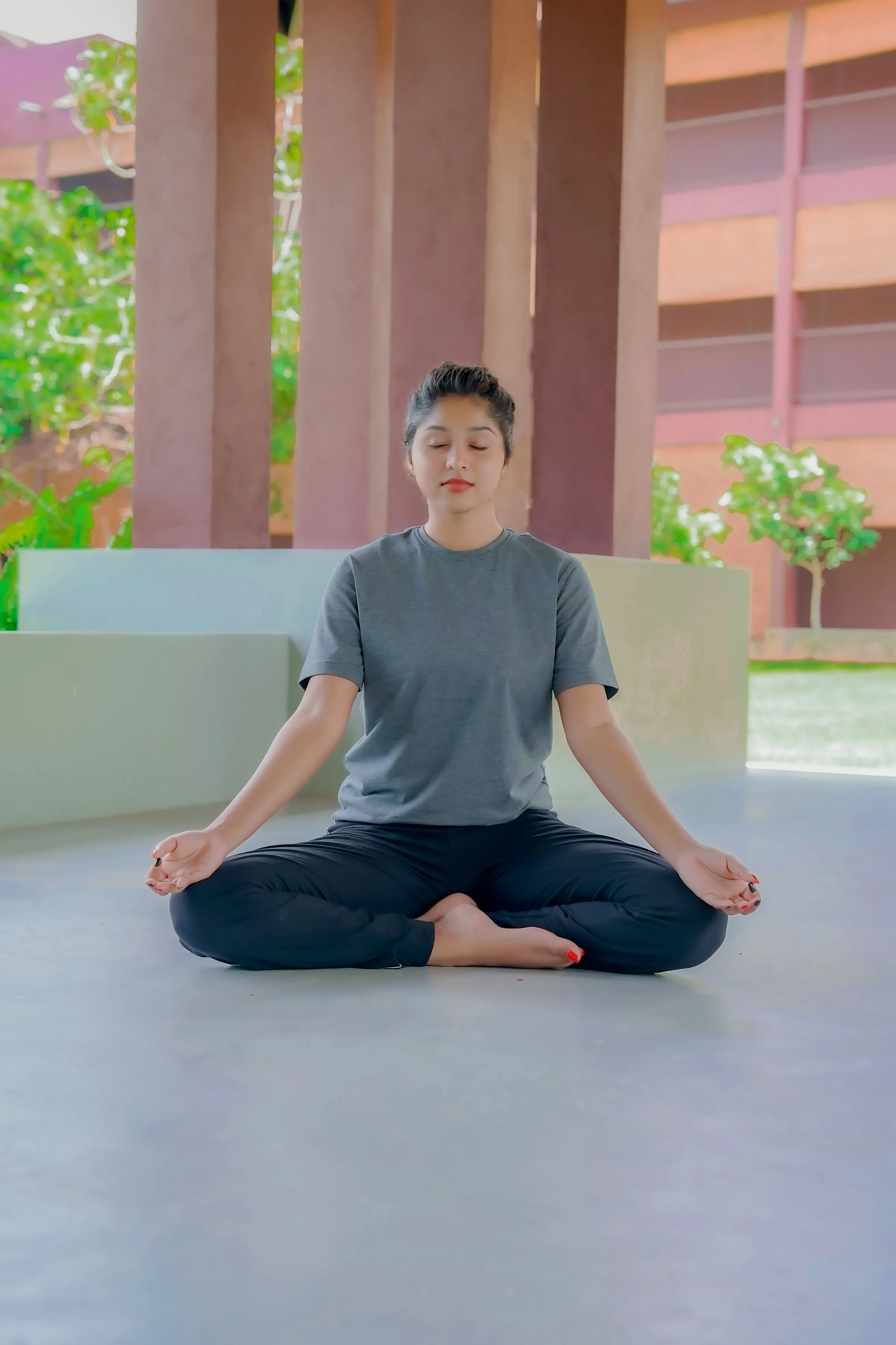 Member studio yoga bermeditasi